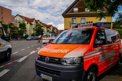 Stuttgart Vaihingen: Bei Dacharbeiten entzuendet sich Dachpappe